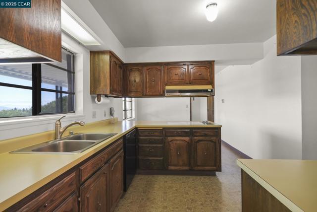801 Laurel Ct, Rodeo CA: https://media.crmls.org/mediaz/d9772bfa-a1a6-4b53-ab74-d17b2e52df43.jpg