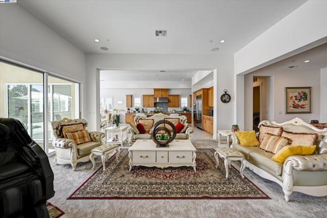 4072 Whitney Vista Ln, Rocklin CA: https://media.crmls.org/mediaz/d977325c-b040-43bc-a032-10a951208554.jpg