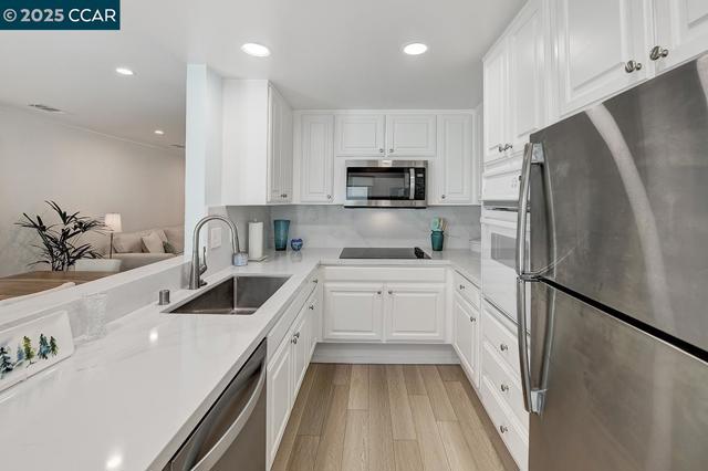 3128 Tice Creek Dr, Walnut Creek CA: https://media.crmls.org/mediaz/d977698c-5318-41c7-aeed-b9e8f12ca3d8.jpg