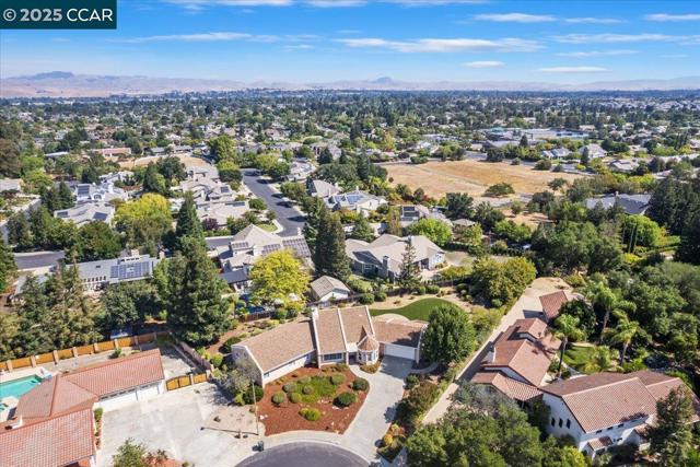 2323 Grosvenor Heights Ct, Livermore CA: https://media.crmls.org/mediaz/d97888f2-84fa-4275-8265-6d4010c4dc7f.jpg