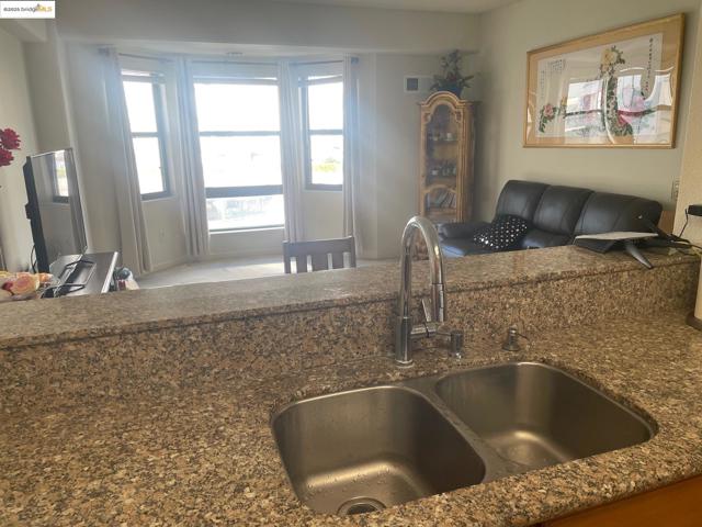 989 Webster Street, Oakland CA: https://media.crmls.org/mediaz/d9790076-9948-4078-b813-985dc1034837.jpg