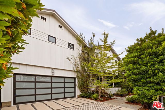 1023 Superba Avenue, Venice CA: https://media.crmls.org/mediaz/d9790f93-6a57-43c3-86ac-90631a0f88ad.jpg