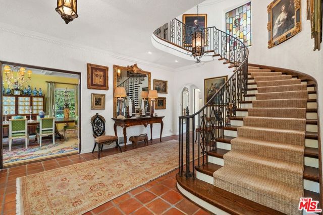 434 S Muirfield Road, Los Angeles CA: https://media.crmls.org/mediaz/d979357a-f202-41d6-9c39-a7e2bdc6e961.jpg