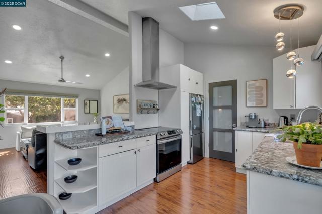 127 Caminar Way, Walnut Creek CA: https://media.crmls.org/mediaz/d97b7b40-f881-4c66-96ba-545548f085d3.jpg