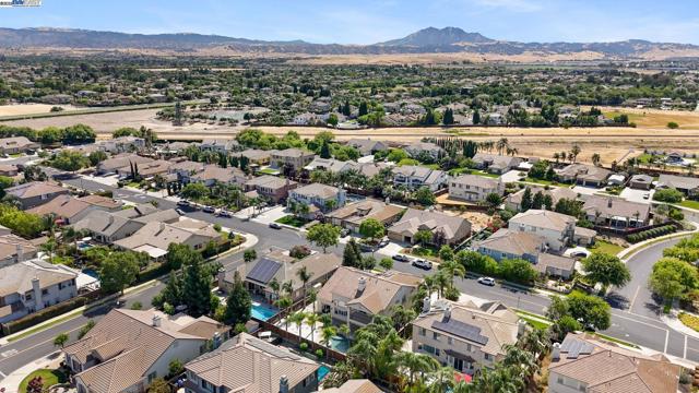 2132 Gold Poppy St, Brentwood CA: https://media.crmls.org/mediaz/d97b8518-80c4-4ccb-99d1-109fbf8986f0.jpg