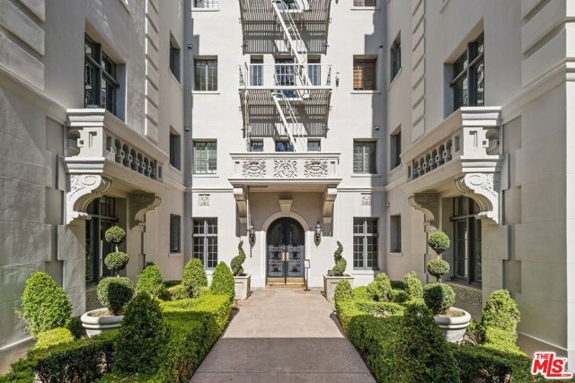 308 N Sycamore Avenue, Los Angeles CA: https://media.crmls.org/mediaz/d97bb30f-00c0-4b02-b64a-5070e422b482.jpg