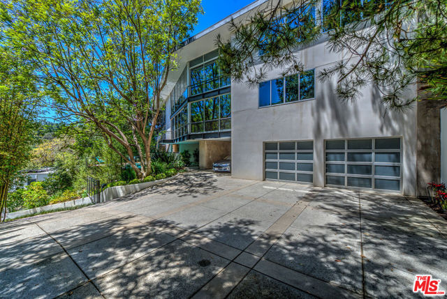2207 Bowmont Drive, Beverly Hills CA: https://media.crmls.org/mediaz/d97d7856-94b2-459d-89e4-3e533c286826.jpg