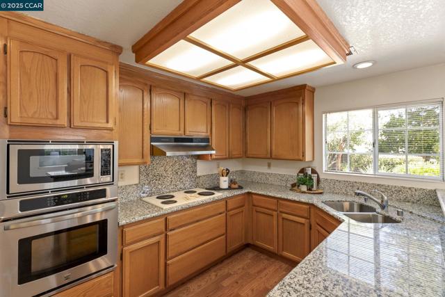 1015 Hidden Oak Ct, Concord CA: https://media.crmls.org/mediaz/d97da1af-afbc-4fc4-b0a6-974a85eb1bba.jpg
