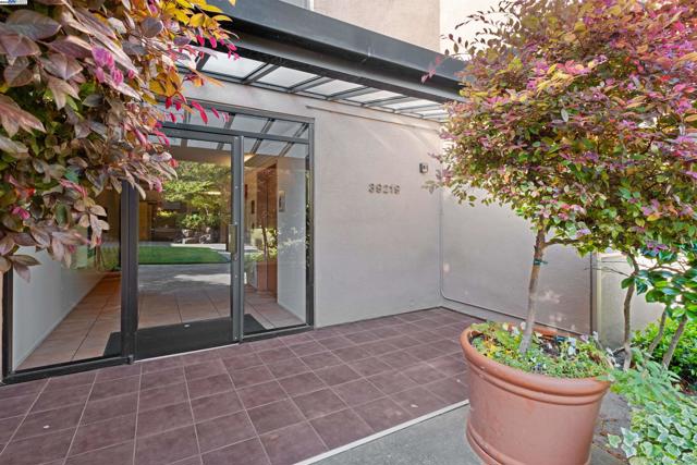 39219 Guardino Dr, Fremont CA: https://media.crmls.org/mediaz/d97dac6b-7ab8-4c9f-9b54-97bcd500c3f9.jpg