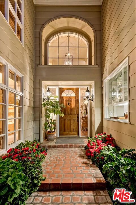 2286 Canyonback Road, Los Angeles CA: https://media.crmls.org/mediaz/d97deba8-c0c4-4469-8585-e8ea8bd18cba.jpg