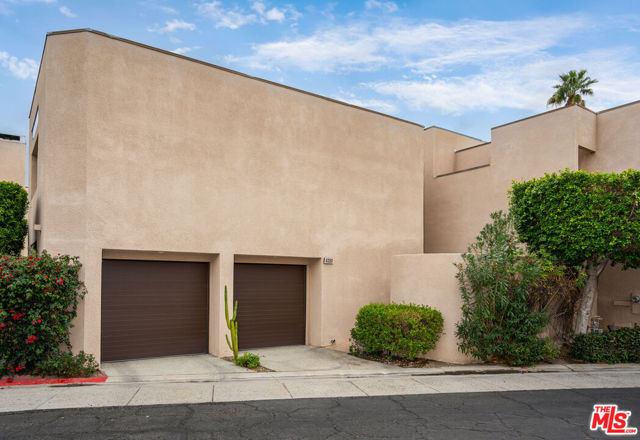 869 Village Square, Palm Springs CA: https://media.crmls.org/mediaz/d97ec40e-5cae-4188-a922-11da5f43b0b7.jpg