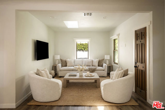 543 Westmount Drive photo 6