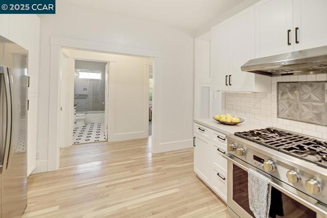 1039 Elsinore, Oakland CA: https://media.crmls.org/mediaz/d97fdff9-9a8e-4fc5-bd27-a0d82118a03c.jpg