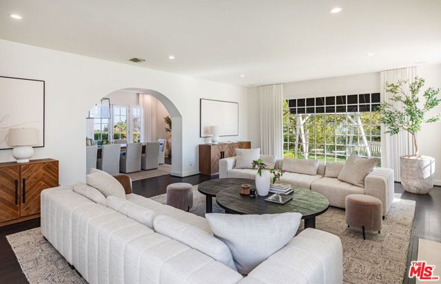 1600 Summitridge Drive, Beverly Hills CA: https://media.crmls.org/mediaz/d98141bc-bcab-4c67-961c-2a06858accf3.jpg