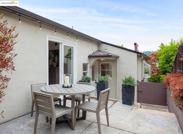 2250 Bywood Dr, Oakland CA: https://media.crmls.org/mediaz/d981d37f-7d86-4879-9cb5-f177125e14ff.jpg