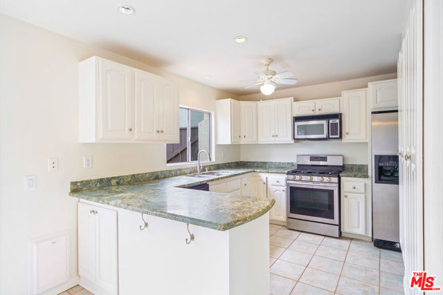 6216 Tapia Drive, Malibu CA: https://media.crmls.org/mediaz/d9822319-382e-4323-b385-8c0c795cae39.jpg
