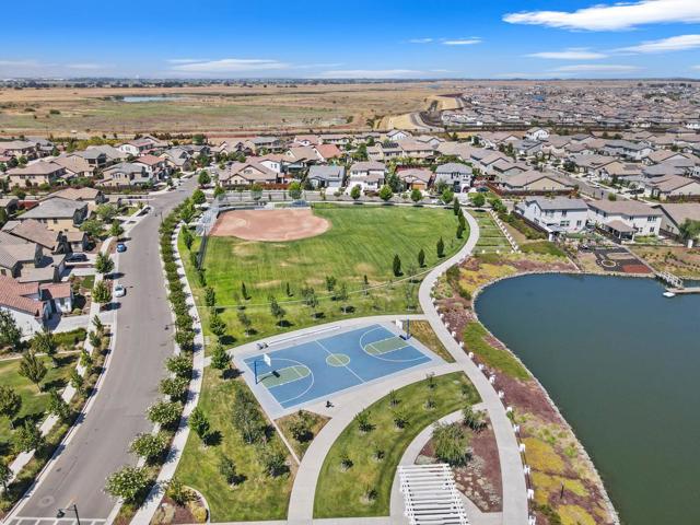 1737 Cranbrook Court, Lathrop CA: https://media.crmls.org/mediaz/d98235df-e2d7-4f3b-9bba-9d048a103d57.jpg