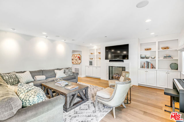 328 El Camino Drive, Beverly Hills CA: https://media.crmls.org/mediaz/d982c41f-d750-4231-9e41-eff429976961.jpg