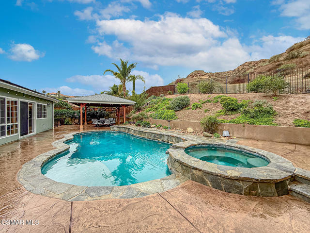 751 Muirfield Avenue, Simi Valley CA: https://media.crmls.org/mediaz/d98316fa-4236-43d4-be95-f7d98cabbbf5.jpg