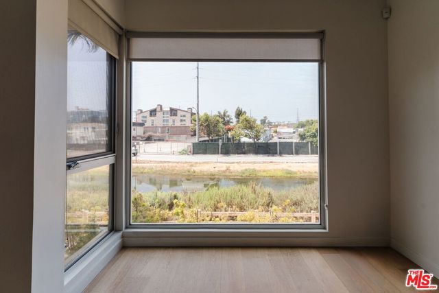 310 Washington Boulevard, Marina del Rey CA: https://media.crmls.org/mediaz/d983656f-d561-4a43-be2f-d3d59241021a.jpg