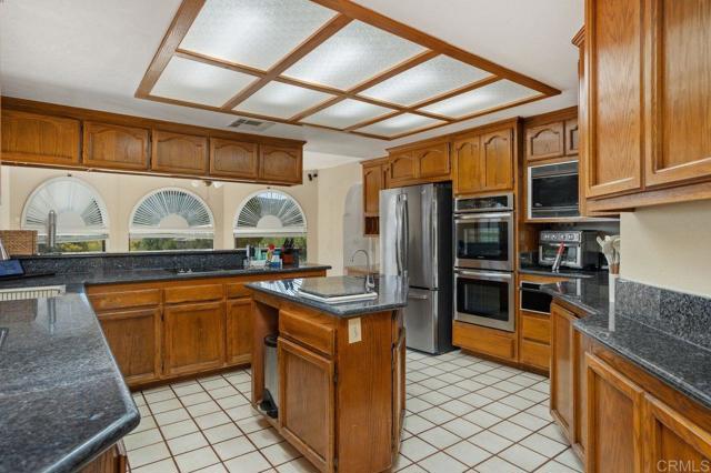 23742 Calistoga Pl, Ramona CA: https://media.crmls.org/mediaz/d9843878-2547-4458-a9b5-0d905e83b39b.jpg