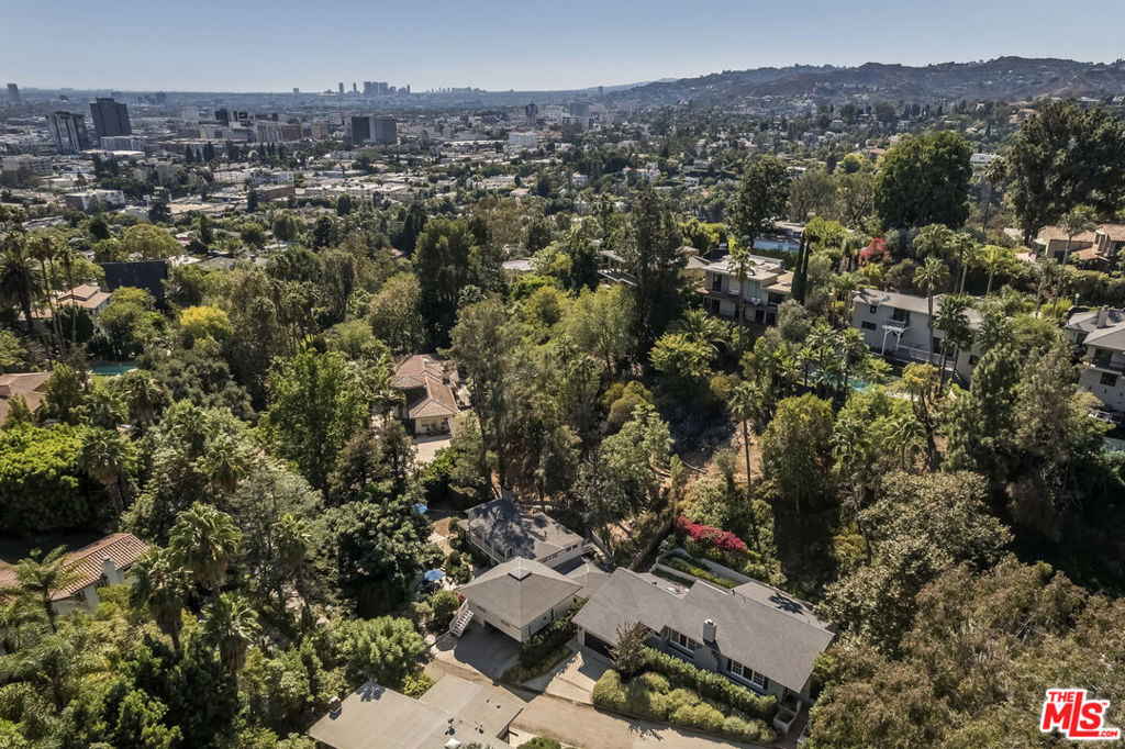 https://media.crmls.org/mediaz/d9844558-b84c-42cd-b77b-c0ca9db96a6f.jpg?preset=X-Large