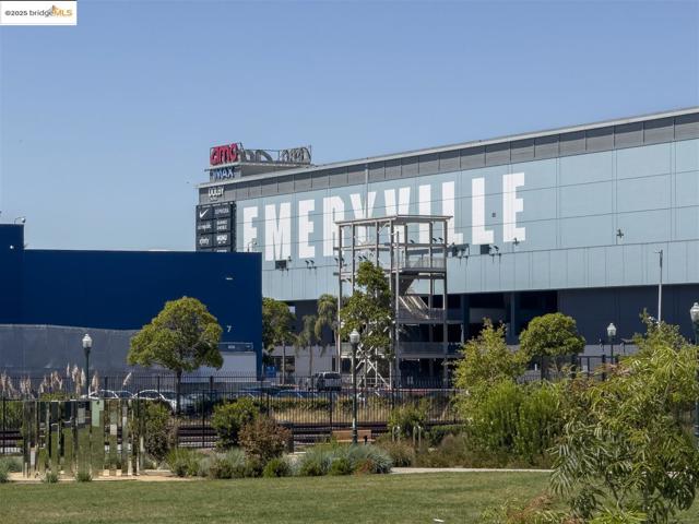 121 City Limits Cir, Emeryville CA: https://media.crmls.org/mediaz/d984d129-3113-43a9-8948-05a3470d64bc.jpg