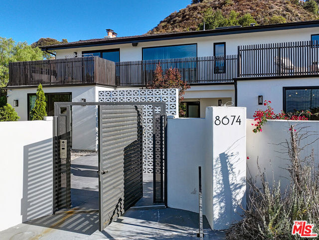 8674 Edwin Drive, Los Angeles CA: https://media.crmls.org/mediaz/d984d7d0-70a3-4060-9616-aecdca1620ce.jpg