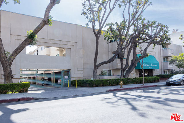 5330 Zelzah Avenue, Encino CA: https://media.crmls.org/mediaz/d984e51b-0de2-4291-ab32-b50dd99d4255.jpg