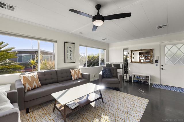 7004 San Bartolo, Carlsbad CA: https://media.crmls.org/mediaz/d9867554-83e0-4135-8f39-a546c7cae9c2.jpg