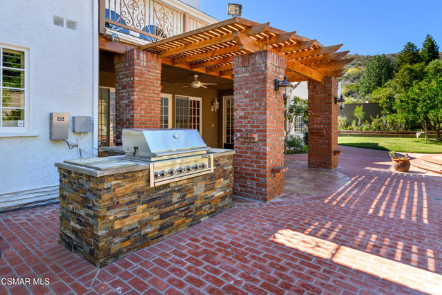 29515 Weeping Willow Drive, Agoura Hills CA: https://media.crmls.org/mediaz/d987fb1e-3c58-470b-a627-ac1ce943b25f.jpg