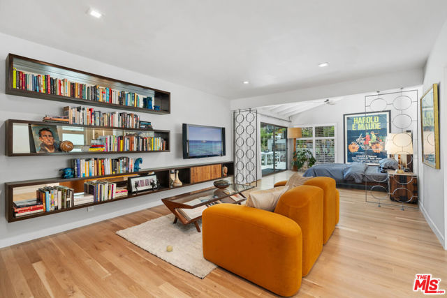 11575 Dona Dorotea Drive, Studio City CA: https://media.crmls.org/mediaz/d988054b-0ecb-4990-8835-a8f2f20d52ac.jpg