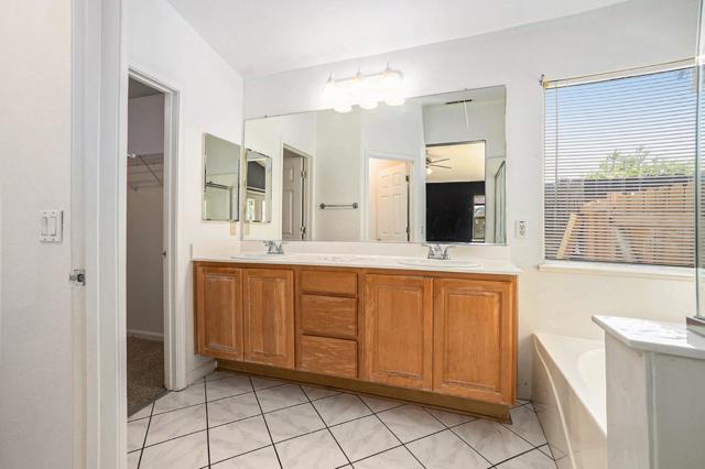 8736 Glacier Point Drive, Stockton CA: https://media.crmls.org/mediaz/d988a782-558b-42e6-93d2-1e4a132d85e0.jpg