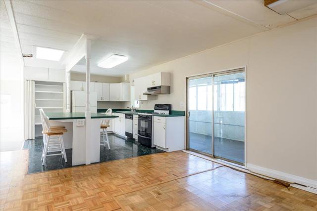 52 Oceanview Avenue, Half Moon Bay CA: https://media.crmls.org/mediaz/d989a88b-e221-42e5-b078-383b2810fac4.jpg