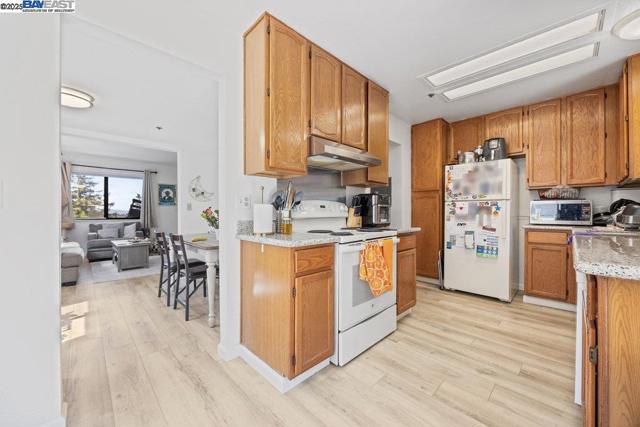 21000 Ocean View Dr, Hayward CA: https://media.crmls.org/mediaz/d98a0810-756a-42f8-b8ab-ab626f9411e6.jpg