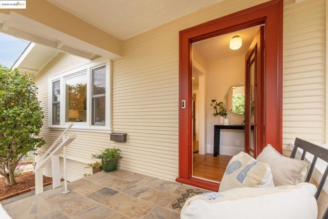 2941 Madeline St, Oakland CA: https://media.crmls.org/mediaz/d98a4a3c-9175-4af6-94ea-efd7d67c5aed.jpg