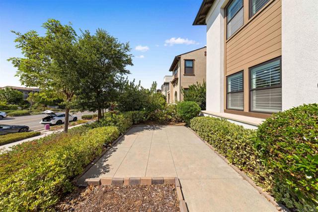 6749 Solterra Vista Pkwy, San Diego CA: https://media.crmls.org/mediaz/d98b62ea-1805-4817-9743-c4baa5309897.jpg