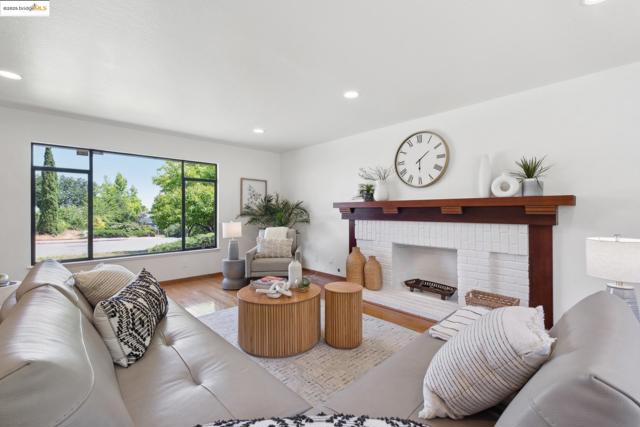 13185 Clairepointe Way, Oakland CA: https://media.crmls.org/mediaz/d98c6321-aee8-47c5-b6f0-220e43256f65.jpg