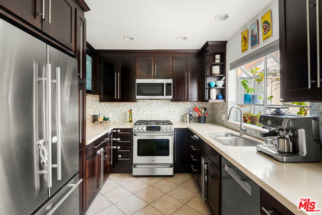 2408 34th Street, Santa Monica CA: https://media.crmls.org/mediaz/d98c68f1-6165-4e07-8a33-4ef323c32925.jpg