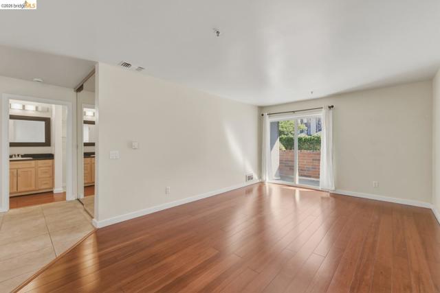 6400 Christie Ave, Emeryville CA: https://media.crmls.org/mediaz/d98c8569-977b-40f4-922a-c58adf12262d.jpg