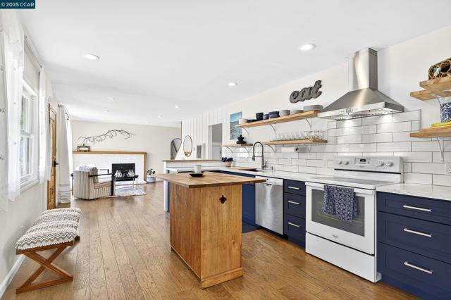5774 Friar Ct, El Sobrante CA: https://media.crmls.org/mediaz/d98c95f6-a540-441e-bb76-2fa4d57dd946.jpg