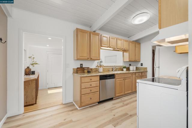 18977 Thornbury ave, Castro Valley CA: https://media.crmls.org/mediaz/d98cf1f7-1e6c-473f-8a18-73acb8ac1b18.jpg