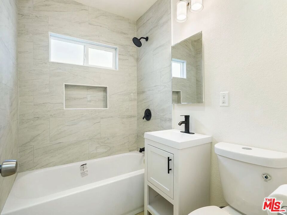 https://media.crmls.org/mediaz/d98d888e-5107-41d4-9fb8-5b22e3b3b514.jpg?preset=X-Large