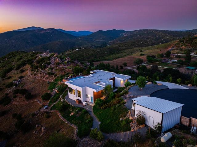 403 Black Canyon Place, Ramona CA: https://media.crmls.org/mediaz/d98dd7b8-4771-4a49-bad1-63099dd63190.jpg