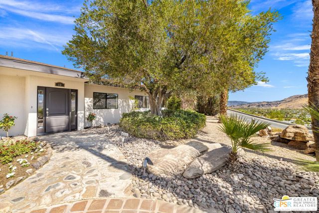 13 Cahuilla Hills Drive, Palm Springs CA: https://media.crmls.org/mediaz/d98de31f-e949-4c1f-8ccb-50970b1252b1.jpg