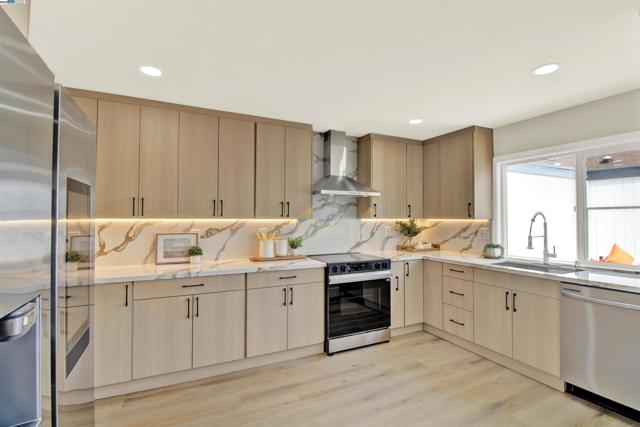 4166 Peregrine Way, Pleasanton CA: https://media.crmls.org/mediaz/d98e8ba0-e567-446e-9b40-b3ac4062dad9.jpg