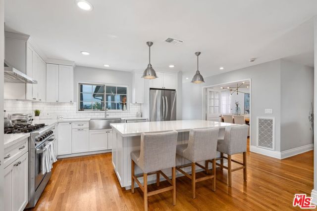 15257 Encanto Drive, Sherman Oaks CA: https://media.crmls.org/mediaz/d98eac40-2b4b-4b35-83f8-08c5df06e435.jpg