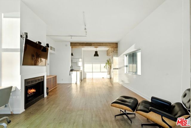 1155 N La Cienega Boulevard, West Hollywood CA: https://media.crmls.org/mediaz/d98ef5da-27e6-4dd4-acae-4f8f64574bd5.jpg