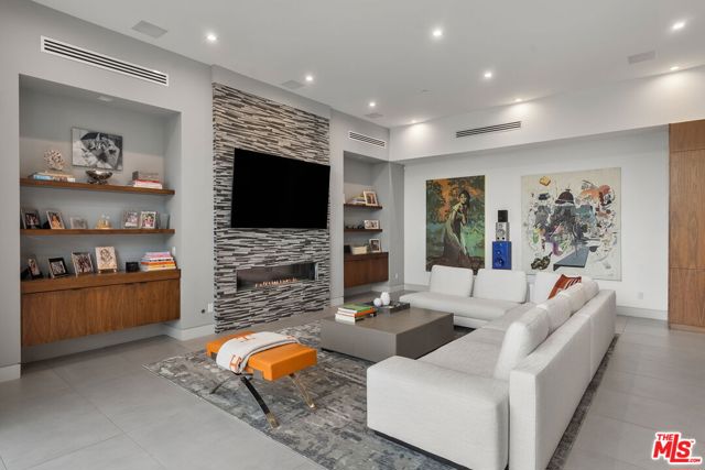 1527 Rising Glen Road, Los Angeles CA: https://media.crmls.org/mediaz/d98f1c85-5de3-4b09-98cc-c951240e5de4.jpg