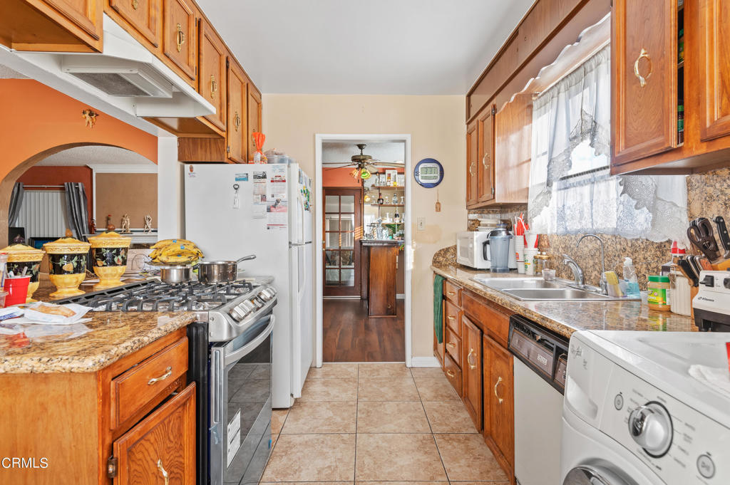 https://media.crmls.org/mediaz/d98f904f-059e-46d8-ba1d-8543c90e046c.jpg?preset=X-Large